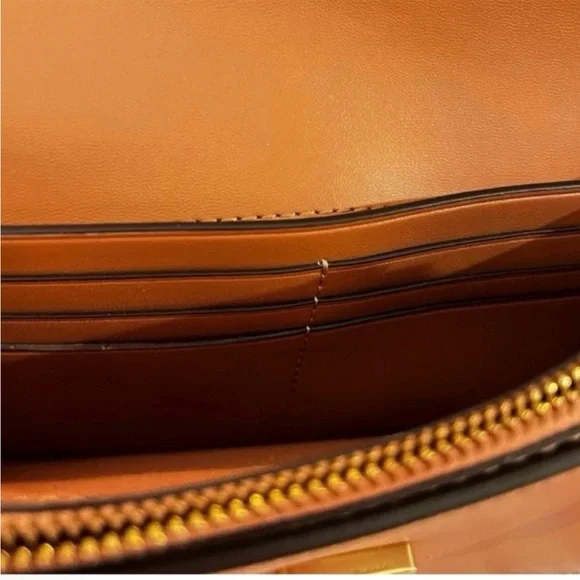 🆕- Tory Burch Britten Leather Crossbody/ Chain Wallet/Wristlet with Whipstitch. - Picture 5 of 14